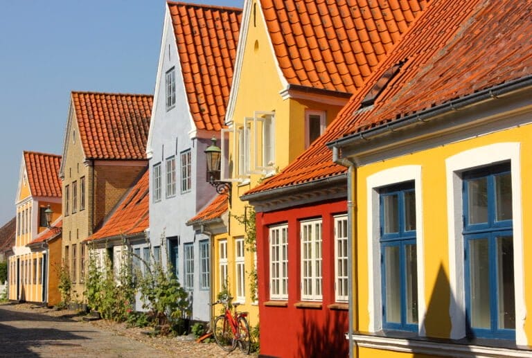 colorful houses in neighborhood on aero island de 2022 11 15 13 03 51 utc - Familiehandlen - Familiehandlen